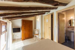 a bedroom with a bed and a television in a room at La casa de mi Abuela en La Bardena in Cintruénigo