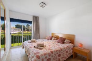 カバナス・デ・タビラにあるCosta Cabanas 54のベッドと大きな窓のある寝室 +16枚の写真