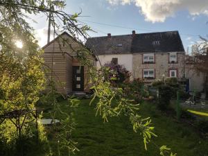 a house with a yard in front of it at Gîte Casa 17 in Coutisse