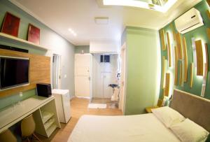 Una pequeña habitación con una cama y un baño. en Pousada e Motel RV, en Santa Maria