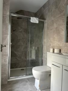Ένα μπάνιο στο Bella Vista Hotel & Self Catering Suites