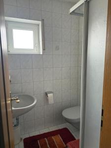 Ένα μπάνιο στο Apartment for 2 people Zimmervermietung Lang