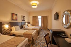 Postel nebo postele na pokoji v ubytování Al Hidayah Towers Hotel