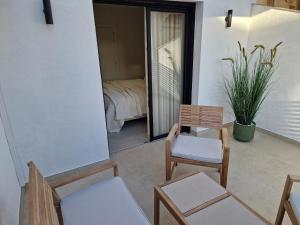 サン・ペドロ・デル・ピナタルにあるDuplex Casa Reginaのバルコニー(椅子付)、ベッドルーム(ベッド1台付)