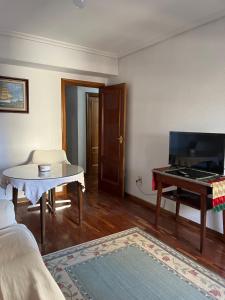 a living room with a table and a piano at Piso SANTA MONICA Zamora in Zamora