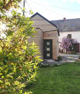 CoutisseにあるGîte Casa 17の庭の黒い扉のある家