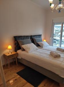 une chambre avec deux lits et une table avec une lampe dans l'établissement Atelier Poly - Two Bedroom Apartment for 5 Persons -50m to Metro Sintrivani Station- 6th floor plain View - Center -, à Thessalonique