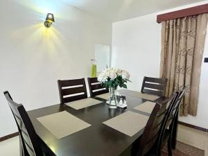 Posezení v ubytování Milimani Suites With Pool, GYM, Secure Parking