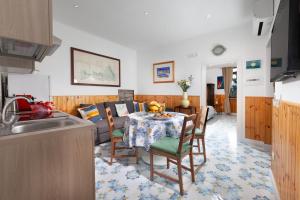 kuchnia i salon ze stołem i kanapą w obiekcie Gaiano Apt w Sorrento