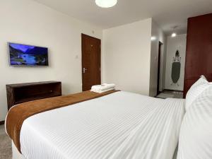 Postel nebo postele na pokoji v ubytování Milimani Suites With Pool, GYM, Secure Parking