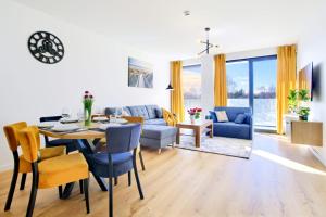 O zonă de relaxare la Art Lake Baltic Resort z basenem - by Royal Aparts