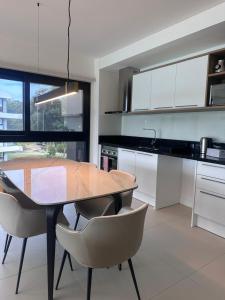 Η κουζίνα ή μικρή κουζίνα στο Solanas Crystal View 2 dormitorios 6 personas Espectacular!