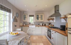 Kuchyň nebo kuchyňský kout v ubytování New Brachkashie Cottage