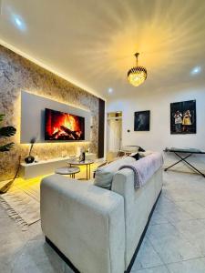 TV a/nebo společenská místnost v ubytování Home2Suite by Veronica Buziga, Munyonyo- Luxury with Netflix, Wi-Fi, & Free Parking