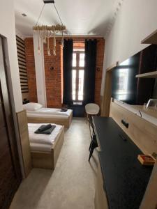 mały pokój z łóżkiem i kuchnią w obiekcie Aparthotel Łódź 55 Piotrkowska w Łodzi