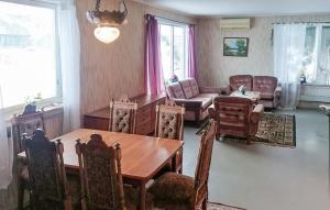 een woonkamer met een eettafel en stoelen bij 5 Bedroom Nice Home In Namsos in Namsos