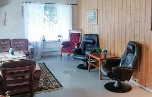 een woonkamer met twee stoelen en een tafel bij 5 Bedroom Nice Home In Namsos in Namsos
