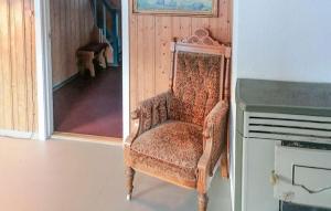 een stoel in een kamer naast een piano bij 5 Bedroom Nice Home In Namsos in Namsos