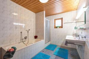 Koupelna v ubytování Landhaus Winkl