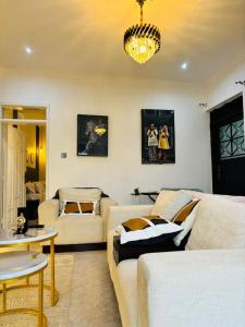Istumisnurk majutusasutuses Home2Suite by Veronica Buziga, Munyonyo- Luxury with Netflix, Wi-Fi, & Free Parking