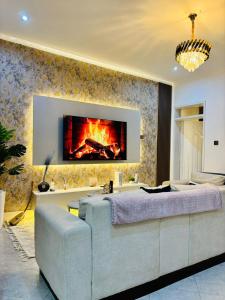Voodi või voodid majutusasutuse Home2Suite by Veronica Buziga, Munyonyo- Luxury with Netflix, Wi-Fi, & Free Parking toas
