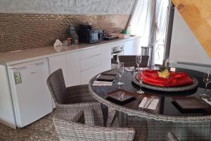 a dining room with a table and chairs and a kitchen at 2brCabin-Fireplace-HotTub-Sauna-SkiResort in Bran