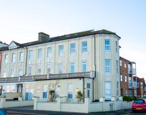 Un gran edificio blanco en una calle de la ciudad. en Seaview Apartments - 30 Marine Parade, Harwich - Perfect for business & long term stays, en Harwich