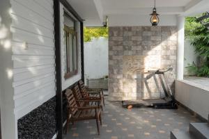 Dos sillas sentadas en el porche de una casa. en Minhas Villas, en Kamburugamuwa 11 fotos más