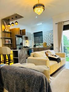 Kuchyň nebo kuchyňský kout v ubytování Home2Suite by Veronica Buziga, Munyonyo- Luxury with Netflix, Wi-Fi, & Free Parking