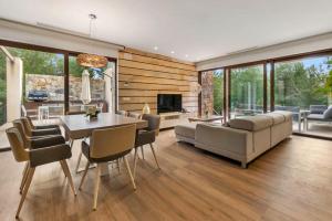 salon z kanapą i stołem w obiekcie Las Colinas, Acacia Villas, Alicante w mieście Orihuela Costa