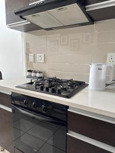 Η κουζίνα ή μικρή κουζίνα στο Greenstones home away from Home