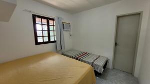 Postel nebo postele na pokoji v ubytování RS1- casa andar superior para até 8 pessoas praia do sossego itamaracá PE + 5 fotografií