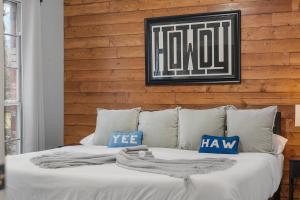 Krevet ili kreveti u jedinici u okviru objekta Heated Pool PoolTable HotTub Sleeps 16 Renovated
