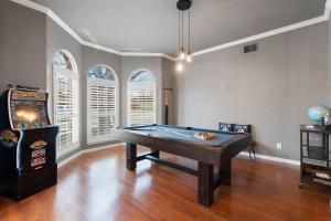 Sto za bilijar u objektu Heated Pool PoolTable HotTub Sleeps 16 Renovated