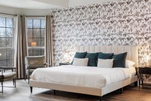 Krevet ili kreveti u jedinici u okviru objekta Heated Pool PoolTable HotTub Sleeps 16 Renovated
