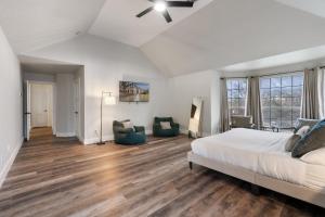 Krevet ili kreveti u jedinici u okviru objekta Heated Pool PoolTable HotTub Sleeps 16 Renovated