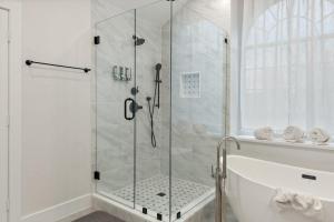 Kupatilo u objektu Heated Pool PoolTable HotTub Sleeps 16 Renovated