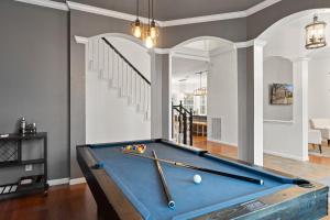 Sto za bilijar u objektu Heated Pool PoolTable HotTub Sleeps 16 Renovated