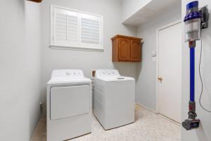 Fotografija u galeriji objekta Heated Pool PoolTable HotTub Sleeps 16 Renovated u gradu Makini
