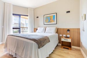 une chambre avec un grand lit et une fenêtre dans l'établissement Bonaparte - 803 - Espetáculo - Recém Reformado - By Hospede Fácil, à Brasilia