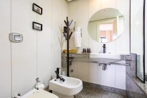 une salle de bain avec un lavabo et un miroir dans l'établissement Bonaparte - 803 - Espetáculo - Recém Reformado - By Hospede Fácil, à Brasilia 8 autres photos