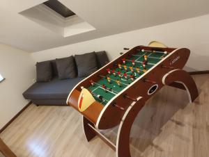 a foosball table in a living room with a couch at Chez Sandra in Dalhunden