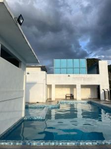 La alberca dentro o cerca de DikMin Studio Apartment Pool and Netflix