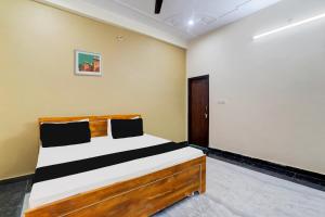 a bedroom with a bed in a room at Hotel O Heaven Inn in Lucknow