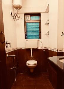 Koupelna v ubytování Tamarind House 2BHK Off Carter Rd Bandra West