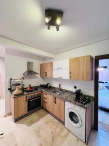 una cucina con lavello e lavatrice di Authentic Apartmentic in Gueliz Marrakech a Marrakech