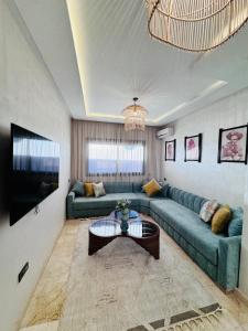 un soggiorno con un divano e un tavolo di Authentic Apartmentic in Gueliz Marrakech a Marrakech