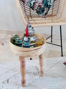 un tavolo con un vassoio di bevande su una sedia di Authentic Apartmentic in Gueliz Marrakech a Marrakech Altre 13 foto