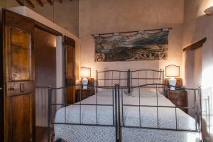 una camera da letto con un letto e un quadro sul muro di Cortona Village Heights a Cortona Altre 22 foto