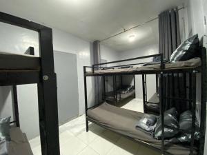 Μία ή περισσότερες κουκέτες σε δωμάτιο στο Can accommodate up to 10 guest near Virac Airport
